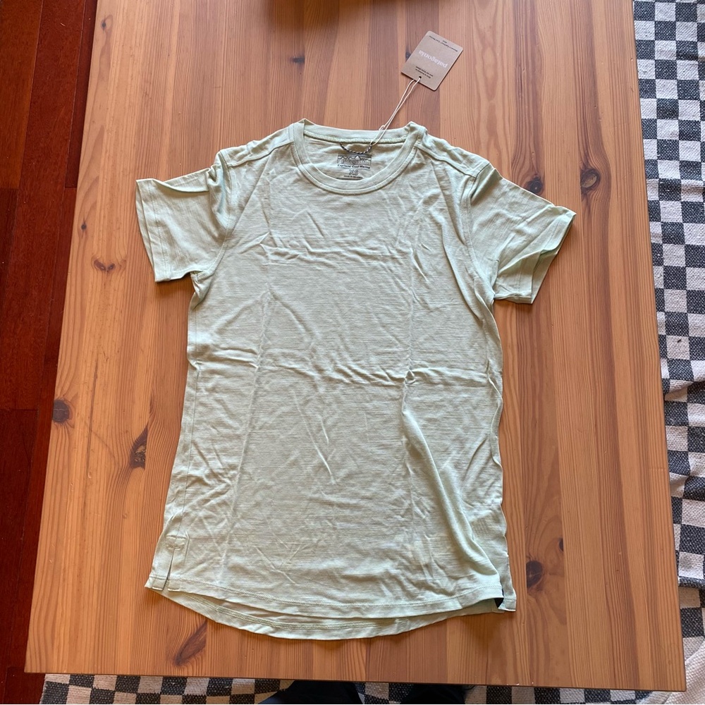 BNWT Patagonia women’s XS merino capilene cool shirt